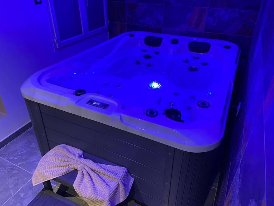 Maison Avec Jacuzzi Оранж Екстериор снимка