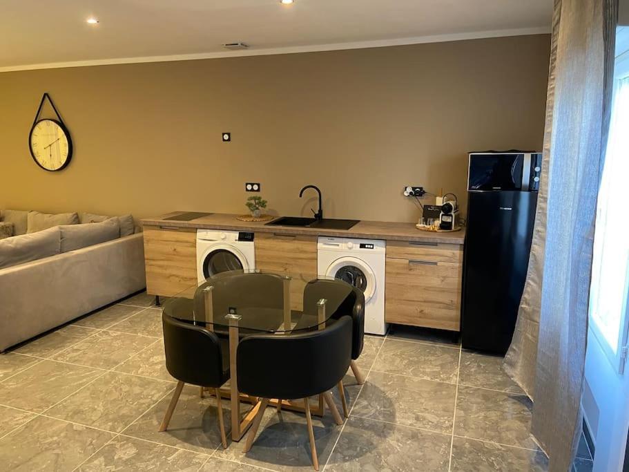 Maison Avec Jacuzzi Оранж Екстериор снимка