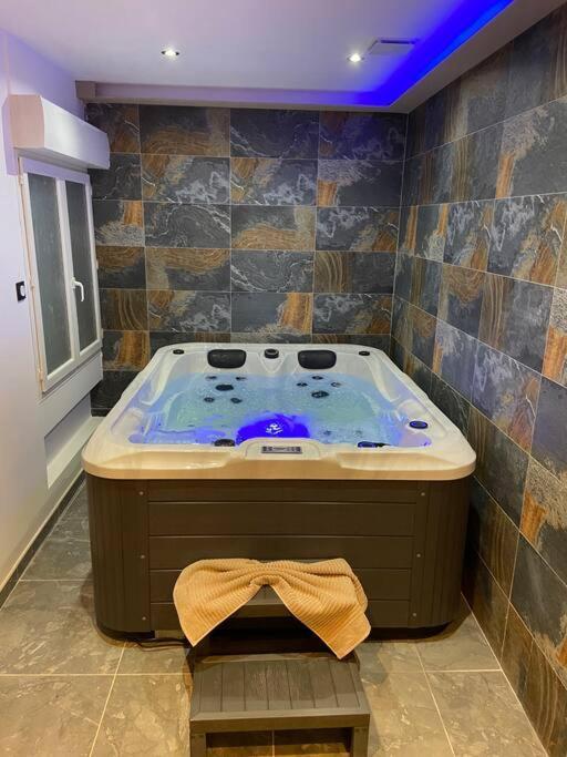 Maison Avec Jacuzzi Оранж Екстериор снимка