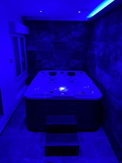 Maison Avec Jacuzzi Оранж Екстериор снимка